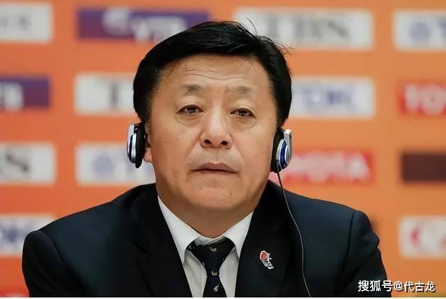 跪下腿打开把屁股撅起来